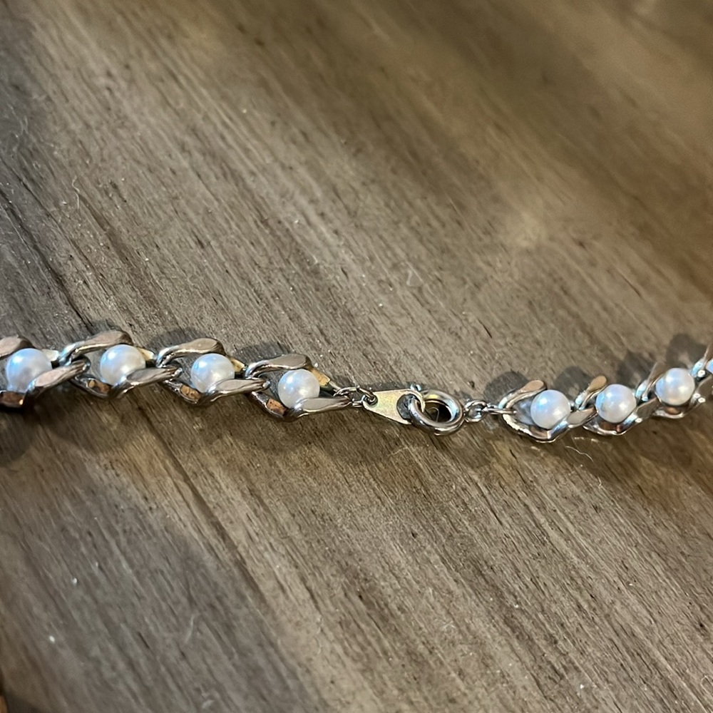 FASHION FAUX PEARL BEADED SILVER AND GOLD TONE CHAIN STATEMENT NECKLACE - Picture 6 of 7
